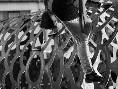 Rez-ervace: S vlnou skrz krajkový kov