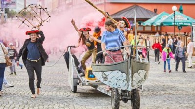 Pražský festival pouličního divadla Za dveřmi
