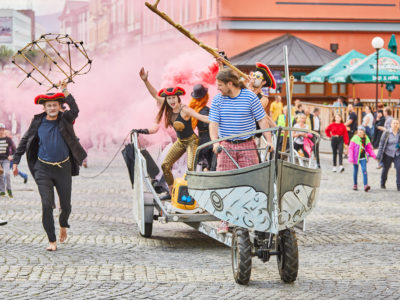 Pražský festival pouličního divadla Za dveřmi