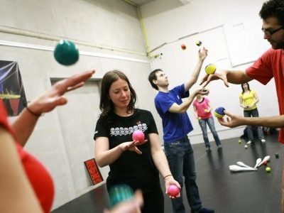 Jednodenní cirkusový workshop Cirqueonu – Centra pro nový cirkus v KC Vltavská